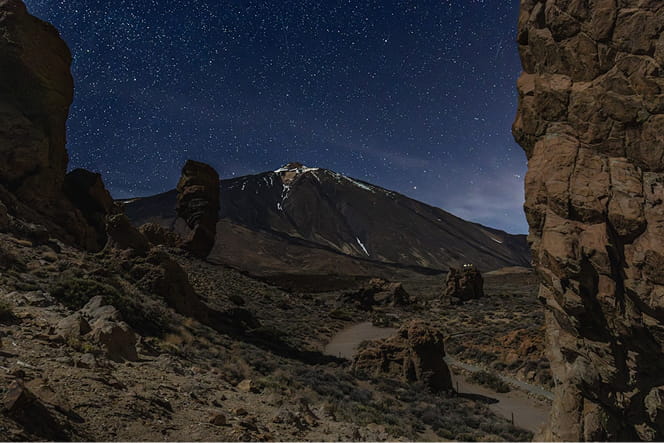 星空と山岳風景の夜の自然写真